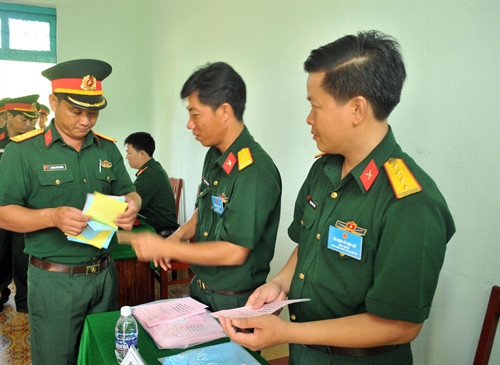 Cán bộ, chiến sỹ trung đoàn 152 đóng trên xã đảo Thổ Châu nhận phiếu bầu cử. Ảnh: Lê Sen - TTXVN Cán bộ, chiến sỹ trung đoàn 152 đóng trên xã đảo Thổ Châu nhận phiếu bầu cử. Ảnh: Lê Sen - TTXVN