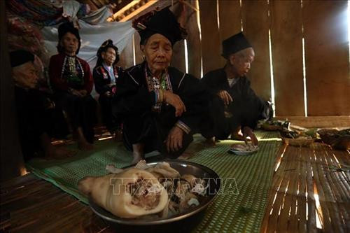 Món thịt lợn không thể thiếu trong mâm cúng của đồng bào dân tộc Kháng. Ảnh: Phan Tuấn Anh - TTXVN