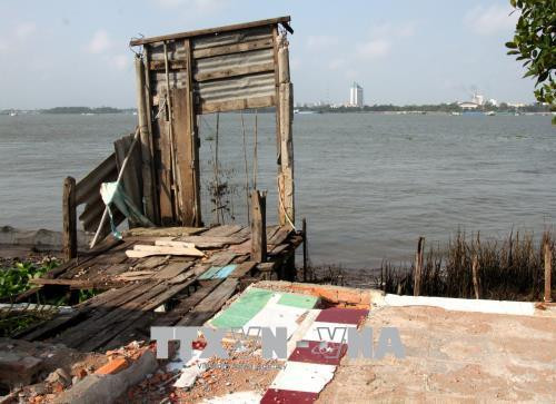 Những căn nhà bị bỏ hoang chờ sạt lở. Ảnh: Lê Thúy Hằng-TTXVN Những căn nhà bị bỏ hoang chờ sạt lở. Ảnh: Lê Thúy Hằng-TTXVN