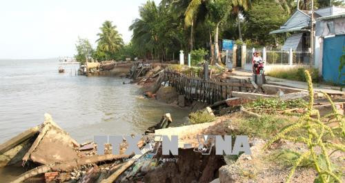 Toàn bộ dãy nhà phía ngoài đoạn đường dân sinh đã bị sạt lở và chìm xuống sông Hậu. Ảnh: Lê Thúy Hằng-TTXVN Toàn bộ dãy nhà phía ngoài đoạn đường dân sinh đã bị sạt lở và chìm xuống sông Hậu. Ảnh: Lê Thúy Hằng-TTXVN