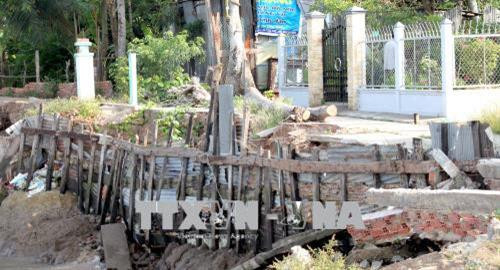 Người dân gia cố tạm thời bờ sông bằng các vật liệu thô sơ. Ảnh: Lê Thúy Hằng -TTXVN Người dân gia cố tạm thời bờ sông bằng các vật liệu thô sơ. Ảnh: Lê Thúy Hằng -TTXVN