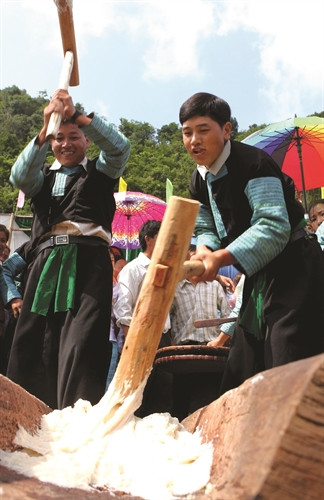 Đồng bào Mông giã bánh giầy để chuẩn bị cho ngày Tết cổ truyền của dân tộc