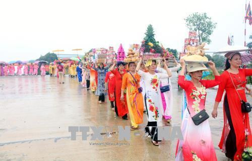 Lễ rước kiệu từ đền Mẫu về đền Lảnh Giang trong ngày khai mạc Lễ hội. Ảnh: Đại Nghĩa- TTXVN
