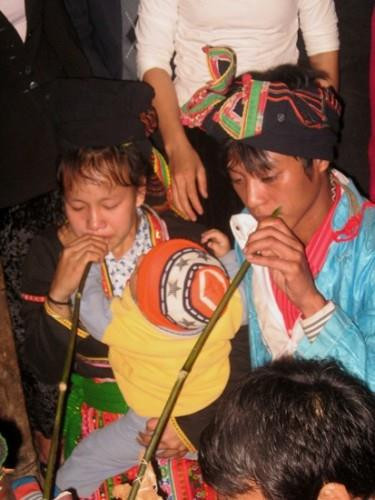 Cô dâu chú rể uống rượu cưới. Ảnh: nguồn Internet Cô dâu chú rể uống rượu cưới. Ảnh: nguồn Internet