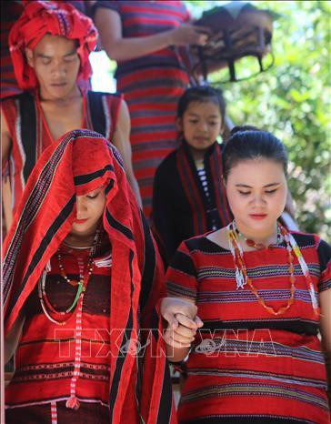 Mẹ cô dâu (bên phải) dắt tay con gái xuống cầu thang để tiễn về nhà chồng trong ngày cưới. Ảnh: Hồ Cầu-TTXVN Mẹ cô dâu (bên phải) dắt tay con gái xuống cầu thang để tiễn về nhà chồng trong ngày cưới. Ảnh: Hồ Cầu-TTXVN