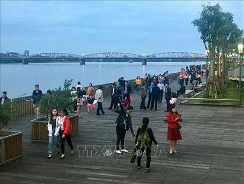 Công trình cầu đi bộ tạo cảnh quan khang trang dọc bờ sông Hương. Ảnh: Quốc Việt - TTXVN