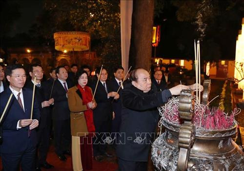 Thủ tướng Nguyễn Xuân Phúc và các đại biểu dâng hương tại Điện Kính Thiên, Hoàng Thành Thăng Long. Ảnh : Thống Nhất – TTXVN Thủ tướng Nguyễn Xuân Phúc và các đại biểu dâng hương tại Điện Kính Thiên, Hoàng Thành Thăng Long. Ảnh : Thống Nhất – TTXVN