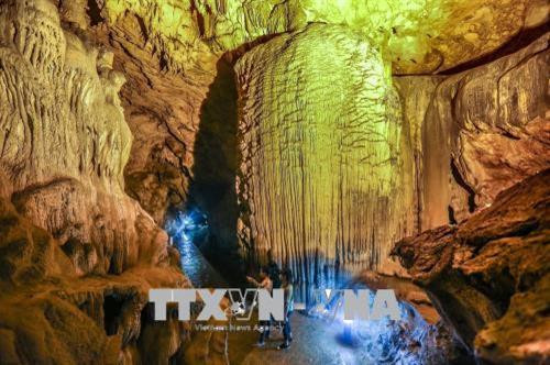 Công viên địa chất toàn cầu Non Nước Cao Bằng là một miền đất hiếm có, nơi có thể tìm hiểu lịch sử trên 500 triệu năm của Trái Đất qua các dấu tích còn lại ở đây. Các hóa thạch, trầm tích biển, đá núi lửa, khoáng sản..., đặc biệt là các cảnh quan đá vôi, là những minh chứng tuyệt vời cho sự tiến hóa và thay đổi của Trái Đất, xứng đáng là những di sản địa chất đặc sắc. Ảnh: TTXVN