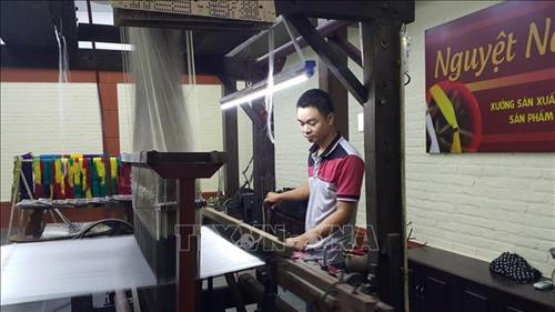 Trình diễn dệt lụa tại làng nghề Vạn Phúc. Ảnh: Đinh Thuận - TTXVN Trình diễn dệt lụa tại làng nghề Vạn Phúc. Ảnh: Đinh Thuận - TTXVN