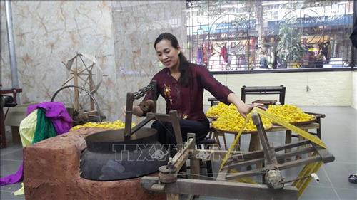 Trình diễn kéo tơ tằm trong không gian diễn ra Tuần lễ văn hóa du lịch thương mại làng nghề Vạn Phúc. Ảnh: Đinh Thuận - TTXVN Trình diễn kéo tơ tằm trong không gian diễn ra Tuần lễ văn hóa du lịch thương mại làng nghề Vạn Phúc. Ảnh: Đinh Thuận - TTXVN