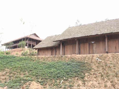 Mô hình nhà sàn và nhà đất của người Giáy.