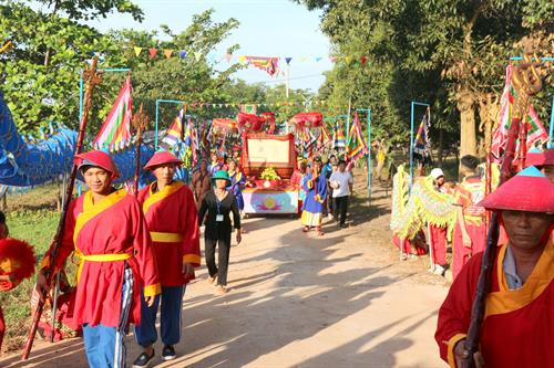 Lễ nghinh thần, rước sắc phong và bằng công nhận di tích từ mộ Thầy Thím về Dinh Thầy Thím tại xã Tân Tiến, thị xã La Gi (Bình Thuận). Ảnh: Nguyễn Thanh - TTXVN Lễ nghinh thần, rước sắc phong và bằng công nhận di tích từ mộ Thầy Thím về Dinh Thầy Thím tại xã Tân Tiến, thị xã La Gi (Bình Thuận). Ảnh: Nguyễn Thanh - TTXVN Hàng ngàn du khách và người dân địa phương nô nức về khu Di tích lịch sử - văn hóa Dinh Thầy Thím. Ảnh: Nguyễn Thanh - TTXVN