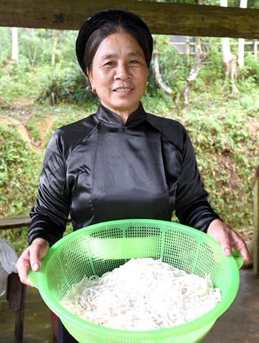 Bà Ma Thị Chấn, thôn Nà Đông, xã Thượng Lâm (Lâm Bình) với thành phẩm bún của gia đình. Bà Ma Thị Chấn, thôn Nà Đông, xã Thượng Lâm (Lâm Bình) với thành phẩm bún của gia đình.