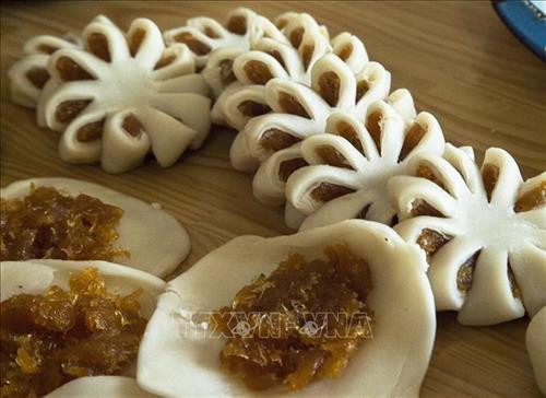 Bánh Hoa mai nhân khóm Tắc Cậu trước khi nướng chín. Ảnh: Hồng Đạt - TTXVN