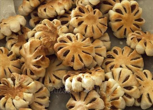 Bánh Hoa mai nhân khóm Tắc Cậu có vị thơm ngon đặc trưng. Ảnh: Hồng Đạt - TTXVN