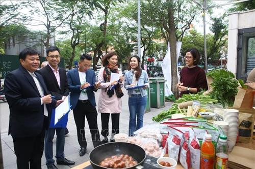 Đại biểu tham gian gian hàng của Chi đoàn Ban Biên tập ảnh. Ảnh: Minh Quyết - TTXVN Đại biểu tham gian gian hàng của Chi đoàn Ban Biên tập ảnh. Ảnh: Minh Quyết - TTXVN