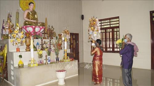 Gia đình Lâm Ươn – già làng ấp 5, kết cây Bông Bạc dâng lên chùa. Ảnh: K'GỬIH -TTXVN Gia đình Lâm Ươn – già làng ấp 5, kết cây Bông Bạc dâng lên chùa. Ảnh: K'GỬIH -TTXVN