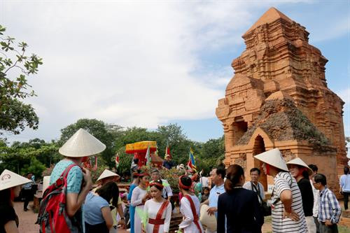 Đông đảo du khách đến tham quan tháp Pô Sah Inư và xem Lễ hội Katê 2019. Ảnh: Nguyễn Thanh - TTXVN Trình diễn dệt thổ cẩm của đồng bào Chăm tại lễ hội. Ảnh: Nguyễn Thanh - TTXVN Trình diễn làm bánh gừng, món ăn truyền thống của đồng bào Chăm, tại lễ hội. Ảnh: Nguyễn Thanh - TTXVN Đông đảo du khách đến tham quan tháp Pô Sah Inư và xem Lễ hội Katê 2019. Ảnh: Nguyễn Thanh - TTXVN Trình diễn dệt thổ cẩm của đồng bào Chăm tại lễ hội. Ảnh: Nguyễn Thanh - TTXVN Trình diễn làm bánh gừng, món ăn truyền thống của đồng bào Chăm, tại lễ hội. Ảnh: Nguyễn Thanh - TTXVN