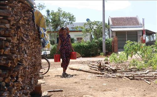 Do giếng đào của gia đình đã khô cạn, bà Dương Thị Hồng, 70 tuổi, thôn Suối Phèn, xã Sơn Long, huyện Sơn Hòa hàng ngày vẫn phải đi xin từng gàu nước sinh hoạt về dùng. Ảnh: Phạm Cường-TTXVN Do giếng đào của gia đình đã khô cạn, bà Dương Thị Hồng, 70 tuổi, thôn Suối Phèn, xã Sơn Long, huyện Sơn Hòa hàng ngày vẫn phải đi xin từng gàu nước sinh hoạt về dùng. Ảnh: Phạm Cường-TTXVN