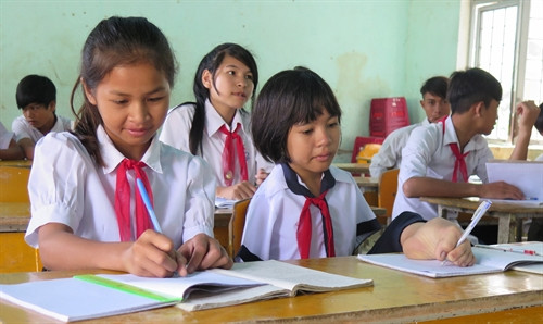 Y Julie không viết được bằng tay nhưng em đã tập viết bằng chân và chữ rất đẹp. Ảnh: Cao Nguyên Y Julie không viết được bằng tay nhưng em đã tập viết bằng chân và chữ rất đẹp. Ảnh: Cao Nguyên