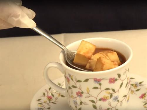 Cà phê Kaffeost ở Phần Lan: Cà phê nóng cùng với những viên phô mai nhỏ. (ảnh: Youtube/bilboteket) Cà phê Türk Kahvesi ở Thổ Nhĩ Kỳ: Cà phê được pha bằng một dụng cụ bằng đồng đặc biệt gọi là cezve. Đặc biệt, với cách pha này, người ta không lọc bã cà phê mà để bã tự lắng xuống. (ảnh: Wikimedia). Cà phê Yuanyang ở Malaysia: Một loại thức uống cực ngon được pha chế từ 3 phần cà phê đen và 7 phần trà sữa Hongkong. Bạn có thể dùng loại đồ uống này nóng hoặc lạnh. (ảnh: Courtesy of The Works of Life). Cà phê Flat White ở Australia: Loại cà phê này tương tự như cách làm một ly latte nhưng với kích cỡ nhỏ hơn. Để làm một tách này bạn cần một shot espresso và phun bọt sữa lên trên. (ảnh: Flick/Jessica Spengler). Cà phê Frappé ở Hy Lạp: Đây là đồ uống do một đại diện của hãng Nescafé tạo ra năm 1957. Loại cà phê này khá phổ biến vào mùa hè ở Hy Lạp, bao gồm cà phê hòa tan và lớp bọt sữa ở bên trên. (ảnh: Shutterstock). Cà phê Espresso Romano ở Italy: Người Italy dùng Espresso cùng với một lát chanh, thứ có thể mang lại hương vị độc đáo cho tách cà phê này. (ảnh: Shutterstock). Cà phê sữa đá ở Việt Nam: Ngọt ngào và có hương vị mạnh mẽ, cà phê sữa đá rất phổ biến ở Việt Nam. Cà phê được ủ bằng phin và nhỏ giọt xuống một cốc chứa đá lạnh và sữa đặc ở bên dưới. (ảnh: Flick/Alpha) Cà phê Café de Olla của Mexico: Cà phê truyền thống Mexico được pha cùng với thanh quế và đường mía chưa tinh chế, sau đó được rót vào một chiếc cốc bằng đất sét. Người dân Mexico tin rằng cốc đất sét sẽ làm nổi bật hương vị cà phê hơn. (ảnh: Wikimedia). Cà phê Touba ở Senegal: Hạt cà phê được rang cùng với hạt tiêu Guinea và thảo mộc, sau đó được pha và lọc trực tiếp từ bình. (ảnh: Getty). Cafezinho ở Brazil: Đây là thức uống phổ biến nhất đối với người dân địa phương. Cafezinho tương tự như một tách espresso, chỉ có điều loại này ngọt và thường được ủ thẳng với đường. (ảnh: Shutterstock). Cà phê Bombon ở Tây Ban Nha dành cho những tín đồ "ưa ngọt" đích thực với một lớp sữa đặc khá dày ở bên dưới cốc. (ảnh: Flickr/Abel Pardo Lopez). Cà phê Irish ở Ireland là một hỗn hợp bao gồm cà phê nóng, whisky Ailen, và đường, cùng với một lớp kem dày bên trên. (ảnh: Flickr/Marco Verch). Cà phê Wiener Melange ở Áo: Tương tự như cappuccino, thức uống này bao gồm espresso ở dưới cốc, ở trên phủ lớp sữa, bọt sữa, đôi khi có cả kem và bột ca cao. (ảnh: Shutterstock). Café au lait ở Pháp: Người Pháp thường thích khởi đầu ngày mới bằng ly cà phê hòa cùng với sữa nóng với tỷ lệ bằng nhau. Cà phê thường được rót trong một chiếc cốc lớn để có thể nhúng bánh croissant. (ảnh: Flickr/Christopher Cornelius). Cà phê Spiced của Morocco: Cà phê đen được pha trộn cùng với các loại gia vị nóng như thảo quả, hạt tiêu đen, quế, đinh hương, và nhục đậu khấu. (ảnh: Shutterstock). Cà phê Cubano của Cuba mang hương vị mạnh mẽ của espresso pha với đường. (ảnh: Shutterstock). Cà phê Kaffeost ở Phần Lan: Cà phê nóng cùng với những viên phô mai nhỏ. (ảnh: Youtube/bilboteket) Cà phê Türk Kahvesi ở Thổ Nhĩ Kỳ: Cà phê được pha bằng một dụng cụ bằng đồng đặc biệt gọi là cezve. Đặc biệt, với cách pha này, người ta không lọc bã cà phê mà để bã tự lắng xuống. (ảnh: Wikimedia). Cà phê Yuanyang ở Malaysia: Một loại thức uống cực ngon được pha chế từ 3 phần cà phê đen và 7 phần trà sữa Hongkong. Bạn có thể dùng loại đồ uống này nóng hoặc lạnh. (ảnh: Courtesy of The Works of Life). Cà phê Flat White ở Australia: Loại cà phê này tương tự như cách làm một ly latte nhưng với kích cỡ nhỏ hơn. Để làm một tách này bạn cần một shot espresso và phun bọt sữa lên trên. (ảnh: Flick/Jessica Spengler). Cà phê Frappé ở Hy Lạp: Đây là đồ uống do một đại diện của hãng Nescafé tạo ra năm 1957. Loại cà phê này khá phổ biến vào mùa hè ở Hy Lạp, bao gồm cà phê hòa tan và lớp bọt sữa ở bên trên. (ảnh: Shutterstock). Cà phê Espresso Romano ở Italy: Người Italy dùng Espresso cùng với một lát chanh, thứ có thể mang lại hương vị độc đáo cho tách cà phê này. (ảnh: Shutterstock). Cà phê sữa đá ở Việt Nam: Ngọt ngào và có hương vị mạnh mẽ, cà phê sữa đá rất phổ biến ở Việt Nam. Cà phê được ủ bằng phin và nhỏ giọt xuống một cốc chứa đá lạnh và sữa đặc ở bên dưới. (ảnh: Flick/Alpha) Cà phê Café de Olla của Mexico: Cà phê truyền thống Mexico được pha cùng với thanh quế và đường mía chưa tinh chế, sau đó được rót vào một chiếc cốc bằng đất sét. Người dân Mexico tin rằng cốc đất sét sẽ làm nổi bật hương vị cà phê hơn. (ảnh: Wikimedia). Cà phê Touba ở Senegal: Hạt cà phê được rang cùng với hạt tiêu Guinea và thảo mộc, sau đó được pha và lọc trực tiếp từ bình. (ảnh: Getty). Cafezinho ở Brazil: Đây là thức uống phổ biến nhất đối với người dân địa phương. Cafezinho tương tự như một tách espresso, chỉ có điều loại này ngọt và thường được ủ thẳng với đường. (ảnh: Shutterstock). Cà phê Bombon ở Tây Ban Nha dành cho những tín đồ "ưa ngọt" đích thực với một lớp sữa đặc khá dày ở bên dưới cốc. (ảnh: Flickr/Abel Pardo Lopez). Cà phê Irish ở Ireland là một hỗn hợp bao gồm cà phê nóng, whisky Ailen, và đường, cùng với một lớp kem dày bên trên. (ảnh: Flickr/Marco Verch). Cà phê Wiener Melange ở Áo: Tương tự như cappuccino, thức uống này bao gồm espresso ở dưới cốc, ở trên phủ lớp sữa, bọt sữa, đôi khi có cả kem và bột ca cao. (ảnh: Shutterstock). Café au lait ở Pháp: Người Pháp thường thích khởi đầu ngày mới bằng ly cà phê hòa cùng với sữa nóng với tỷ lệ bằng nhau. Cà phê thường được rót trong một chiếc cốc lớn để có thể nhúng bánh croissant. (ảnh: Flickr/Christopher Cornelius). Cà phê Spiced của Morocco: Cà phê đen được pha trộn cùng với các loại gia vị nóng như thảo quả, hạt tiêu đen, quế, đinh hương, và nhục đậu khấu. (ảnh: Shutterstock). Cà phê Cubano của Cuba mang hương vị mạnh mẽ của espresso pha với đường. (ảnh: Shutterstock).