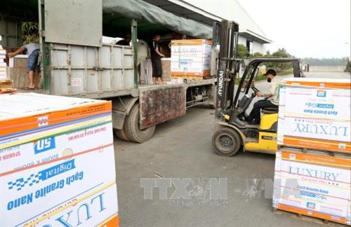 Khách hàng mua sản phẩm tại nhà máy của Công ty cổ phần CMC. Ảnh: Trung Kiên - TTXVN Khách hàng mua sản phẩm tại nhà máy của Công ty cổ phần CMC. Ảnh: Trung Kiên - TTXVN