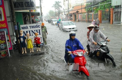 Mưa ngập đường Phan Huy Ích (thuộc quận Tân Bình và Gò Vấp) khiến giao thông ngặp nhiều khó khăn, hàng trăm phương tiện bị chết máy. Ảnh: Mạnh Linh-TTXVN