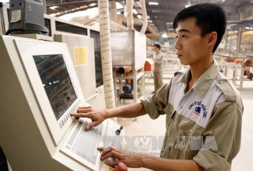 Công nhân CMC vận hành dây chuyền sản xuất gạch ceramic hiện đại . Ảnh: Trung Kiên - TTXVN Công nhân CMC vận hành dây chuyền sản xuất gạch ceramic hiện đại . Ảnh: Trung Kiên - TTXVN