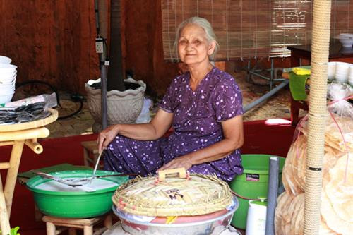 Chủ nhân của các hàng quán bán món này thường bán các món ăn này là các Mệ (Bà) đã lớn tuổi. Sở dĩ có điều đó, theo nhiều người giải thích là do quá trình chế biến món ăn này đòi hỏi rất nhiều ở kinh nghiệm và sự tinh tế.