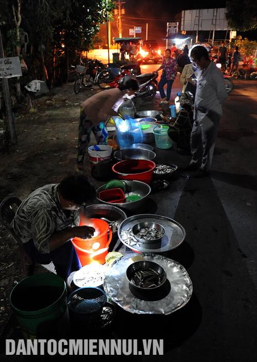 Một góc phiên chợ cá "âm phủ" Tha La