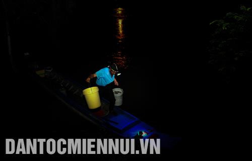 Ngư dân đưa cá vừa được đánh bắt lên bờ trao đổi mua bán với các tiểu thương