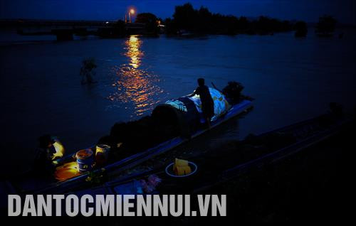 Ghe tàu cập bến, chuyển cá vừa được đánh bắt lên bờ bán cho các tiểu thương