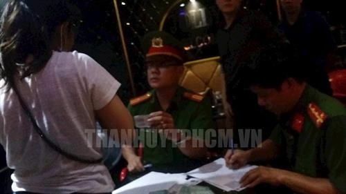 Công an kiểm tra giấy tờ tuỳ thân tại một điểm kinh doanh nhà hàng – karaoke hoạt động về đêm tại trung tâm Thành phố Hồ Chí Minh trong đêm 23/11 và rạng sáng 24/11. Nguồn: Thanhuytphcm.vn