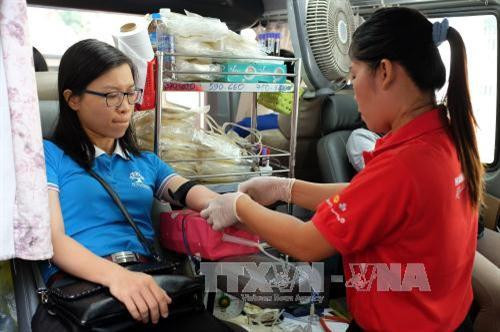 Các tầng lớp nhân dân Thành phố nhiệt tình tham gia hiến máu. Ảnh: Thế Anh – TTXVN