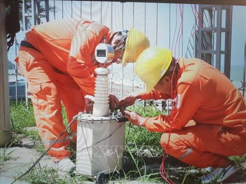 Khẩn trương khắc phục sự cố sét đánh hỏng đường dây 22 kV. Ảnh: Vũ Văn Đức - TTXVN Khẩn trương khắc phục sự cố sét đánh hỏng đường dây 22 kV. Ảnh: Vũ Văn Đức - TTXVN