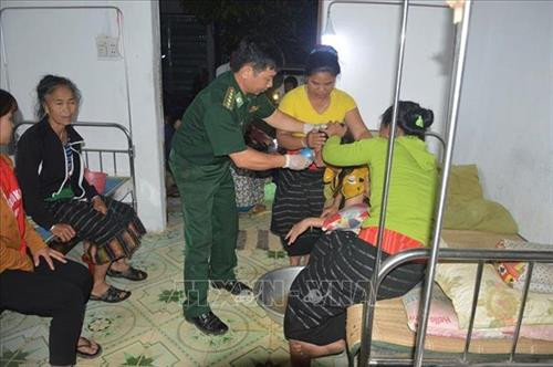 Đồn Biên phòng Tri Lễ (Bộ đội Biên phòng Nghệ An) đang cấp cứu nạn nhân Lương Thị N ngộ độc lá ngón. Ảnh: TTXVN phát Đồn Biên phòng Tri Lễ (Bộ đội Biên phòng Nghệ An) đang cấp cứu nạn nhân Lương Thị N ngộ độc lá ngón. Ảnh: TTXVN phát