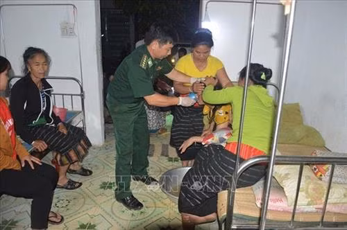 Đồn Biên phòng Tri Lễ (Bộ đội Biên phòng Nghệ An) đang cấp cứu nạn nhân Lương Thị N ngộ độc lá ngón. Ảnh: TTXVN phát