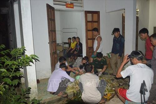 Đồn Biên phòng Tri Lễ (Bộ đội Biên phòng Nghệ An) sơ chế thuốc để cứu người dân ngộ độc lá ngón. Ảnh: TTXVN phát Đồn Biên phòng Tri Lễ (Bộ đội Biên phòng Nghệ An) sơ chế thuốc để cứu người dân ngộ độc lá ngón. Ảnh: TTXVN phát