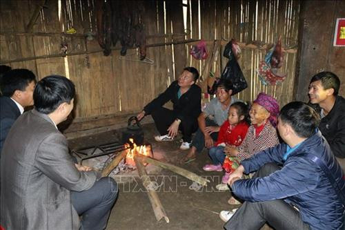 Các thầy giáo Trường Phổ thông Dân tộc Bán trú Tiểu học Lang Thíp phối hợp với chính quyền địa phương xã đến vận động các gia đình cho con em ra lớp học trở lại. Ảnh: Đinh Thùy-TTXVN Các thầy giáo Trường Phổ thông Dân tộc Bán trú Tiểu học Lang Thíp phối hợp với chính quyền địa phương xã đến vận động các gia đình cho con em ra lớp học trở lại. Ảnh: Đinh Thùy-TTXVN