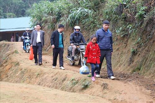 Thầy giáo Trường Phổ thông Dân tộc Bán trú Tiểu học Lang Thíp đưa các em ra lớp học. Ảnh: Đinh Thùy-TTXVN Thầy giáo Trường Phổ thông Dân tộc Bán trú Tiểu học Lang Thíp đưa các em ra lớp học. Ảnh: Đinh Thùy-TTXVN