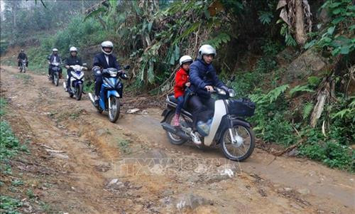 Các thầy giáo Trường Phổ thông Dân tộc Bán trú Tiểu học Lang Thíp, huyện Văn Yên đưa các em học sinh ra lớp học trở lại. Ảnh: Đinh Thùy-TTXVN Các thầy giáo Trường Phổ thông Dân tộc Bán trú Tiểu học Lang Thíp, huyện Văn Yên đưa các em học sinh ra lớp học trở lại. Ảnh: Đinh Thùy-TTXVN