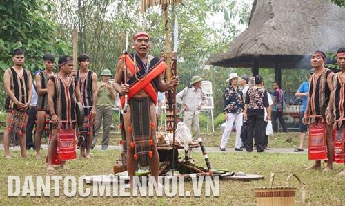 Chủ lễ (già làng) đọc lời khấn mời thần linh và ông bà, tổ tiên về hưởng thụ lễ vật. Ảnh: H.Hải