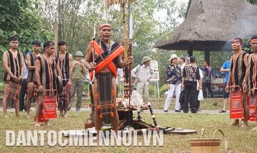 Chủ lễ (già làng) đọc lời khấn mời thần linh và ông bà, tổ tiên về hưởng thụ lễ vật. Ảnh: H.Hải