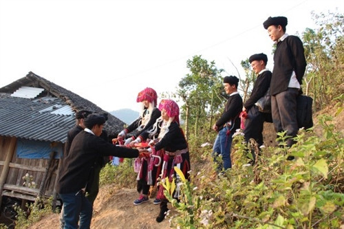 Đoàn đưa và đón dâu của nhà trai, nhà gái tiếp tục làm lễ, trao nhận trước khi chia tay nhà trai đưa cô dâu về. Đoàn đưa và đón dâu của nhà trai, nhà gái tiếp tục làm lễ, trao nhận trước khi chia tay nhà trai đưa cô dâu về.