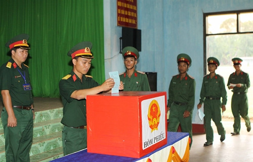 Cán bộ, chiến sĩ Trung đoàn BB95 bỏ phiếu bầu cử. Ảnh: Dương Giang – TTXVN