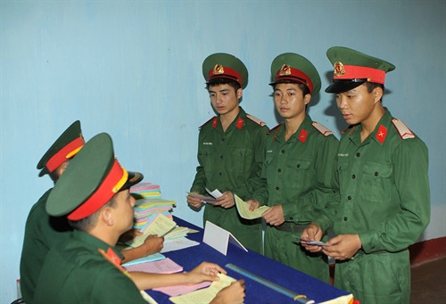 Cán bộ, chiến sĩ Trung đoàn BB95 nhận phiếu bầu cử. Ảnh: Dương Giang – TTXVN