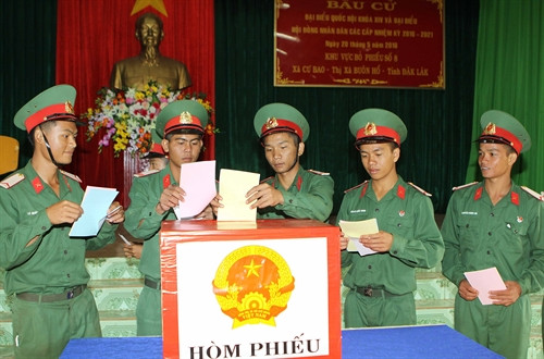 Các chiến sỹ trẻ của Trung đoàn BB95 lần đầu tiên được tham gia bầu cử, ngay từ sáng sớm đã tới địa điểm bỏ phiếu để thực hiện nghĩa vụ công dân. Ảnh: Dương Giang - TTXVN