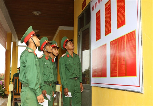 Các cán bộ, chiến sĩ tìm hiểu nội quy bỏ phiếu. Ảnh: Dương Giang – TTXVN