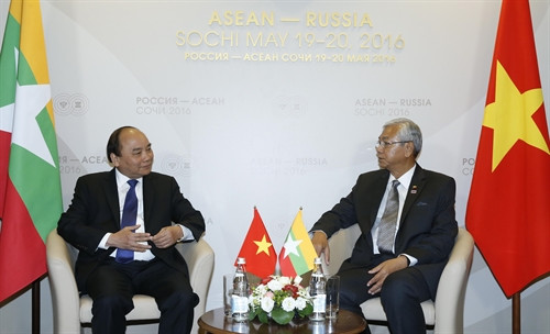Trước thềm Hội nghị Cấp cao kỷ niệm 20 năm Quan hệ đối thoại ASEAN-Nga, chiều 19/5/2016, tại thành phố Sochi, Liên bang Nga, Thủ tướng Nguyễn Xuân Phúc gặp Tổng thống Myanmar Htin Kyaw. Ảnh: Thống Nhất-TTXVN