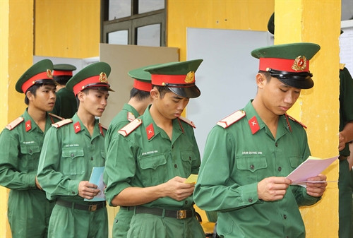 Kiểm tra phiếu bầu. Ảnh: Dương Giang – TTXVN